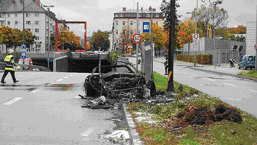 Ein Chevrolet-Fahrer kommt auf der Brudermühlstraße von der Fahrbahn ab und rast gegen einen Baum. Sein Wagen brennt komplett aus. Der Mann wird leicht verletzt. Ein Chevrolet-Fahrer kommt auf der Brudermühlstraße von der Fahrbahn ab und rast gegen einen Baum. Sein Wagen brennt komplett aus. Der Mann wird leicht verletzt.