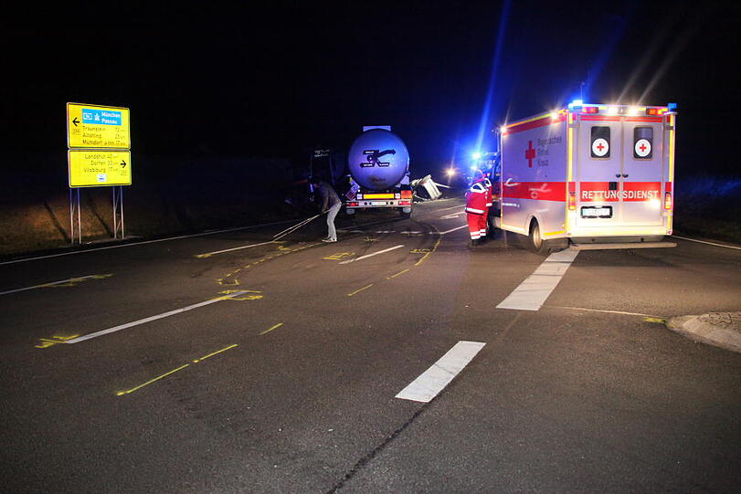 Bilder des schweren Verkehrsunfalls im Landkreis Mühlendorf am Inn mit einem Toten und zwei Schwerverletzten.