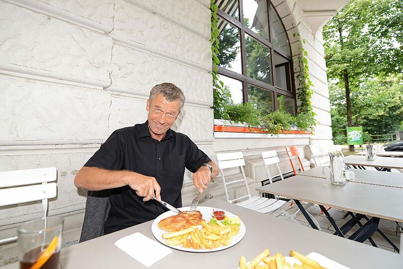 So lässt's sich leben: Florian Hinterberger mit Schnitzel im Zoozie'z