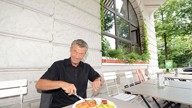 So lässt's sich leben: Florian Hinterberger mit Schnitzel im Zoozie'z So lässt's sich leben: Florian Hinterberger mit Schnitzel im Zoozie'z