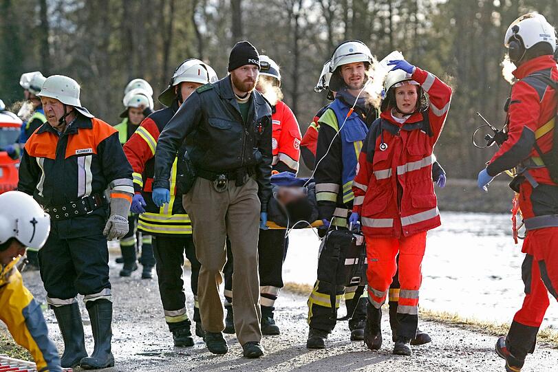 Rettungskräfte und Hubschrauberbesatzungen kümmern sich um die Verletzten.