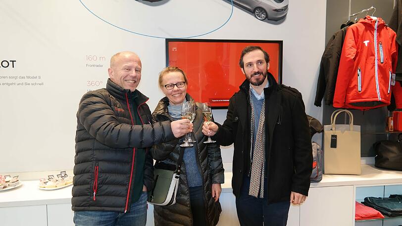 Die ersten drei Vorbesteller in München wurden von den Tesla-Mitarbeitern mit einem Glas Sekt begrüßt - sie waren bereits ab 5.30 Uhr angestanden.