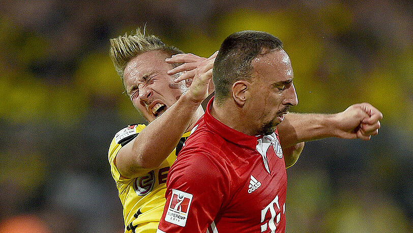 Die Aufreger-Szene: Ribéry kann Passlack nicht abschütteln und holt mit dem Ellenbogen aus. Die Aufreger-Szene: Ribéry kann Passlack nicht abschütteln und holt mit dem Ellenbogen aus.