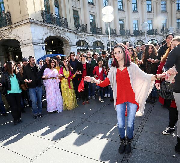 Bei der Demonstration am Stachus tanzten und sangen die Kurden gegen das Verbot ihres Festes an.