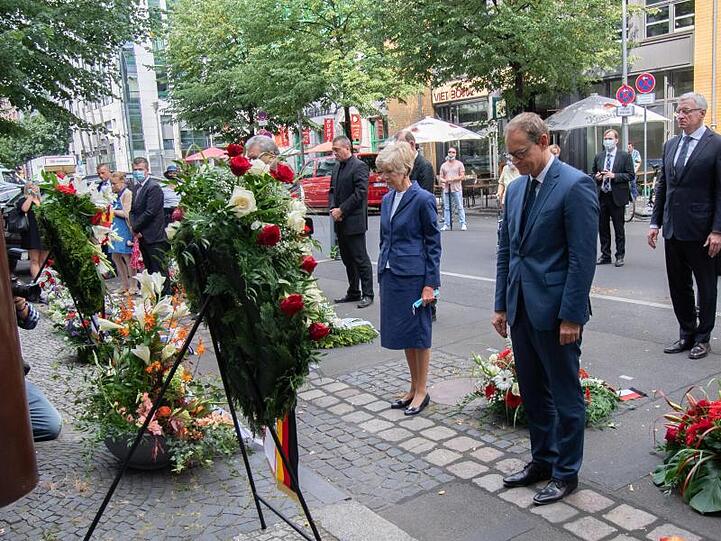 Der Regierende Bürgermeister Michael Müller (SPD,r) mit Verlegerin Friede Springer am Peter-Fechter-Gedenkort in der Zimmerstraße. Dort gedachten zahlreiche Menschen den Bau der Berliner Mauer vor 59 Jahren.