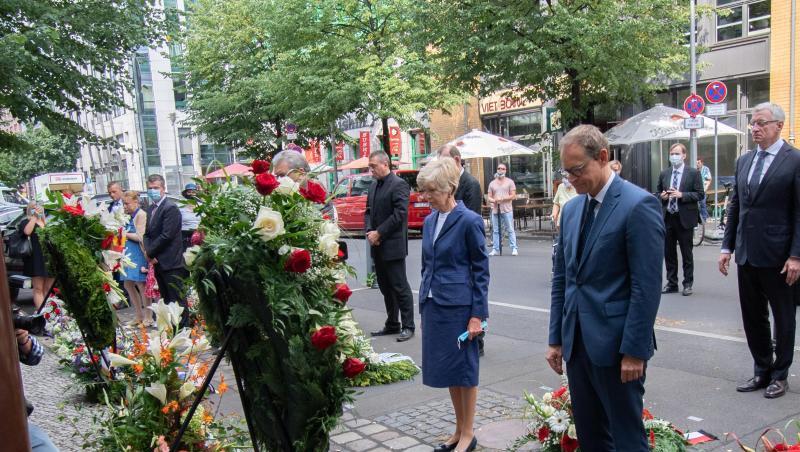 Der Regierende Bürgermeister Michael Müller (SPD,r) mit Verlegerin Friede Springer am Peter-Fechter-Gedenkort in der Zimmerstraße. Dort gedachten zahlreiche Menschen den Bau der Berliner Mauer vor 59 Jahren. Der Regierende Bürgermeister Michael Müller (SPD,r) mit Verlegerin Friede Springer am Peter-Fechter-Gedenkort in der Zimmerstraße. Dort gedachten zahlreiche Menschen den Bau der Berliner Mauer vor 59 Jahren.