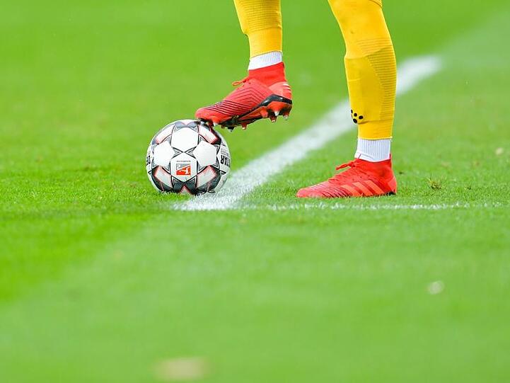 Ein Fußball-Spiel. Foto: Uwe Anspach/dpa/Symbolbild