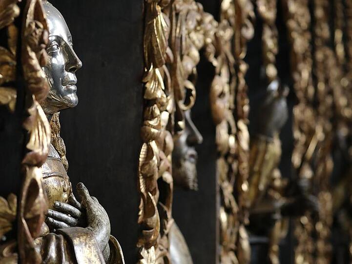 In der 900 Jahre alten Kirche St. Ursula tut sich das größte Beinhaus nördlich der Alpen auf.