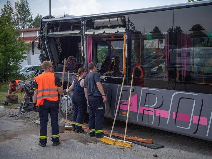Schulbusunglück in Bayern. Foto: Lino Mirgeler