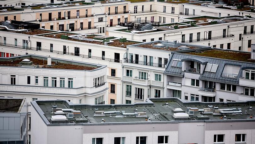 Blick über die Dächer von Mehrfamilienhäusern.