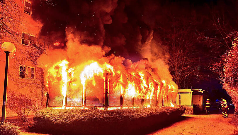 Das M&uuml;lltonnenh&auml;uschen steht komplett in Flammen.