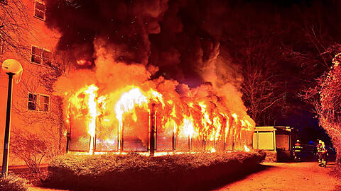 Das Mülltonnenhäuschen steht komplett in Flammen. Das Mülltonnenhäuschen steht komplett in Flammen.