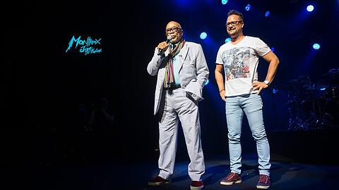 Musikstar Quincy Jones (l.) und Festivalleiter Mathieu Jaton im Juli 2015 auf der B&uuml;hne des Montreux Jazz Festivals.