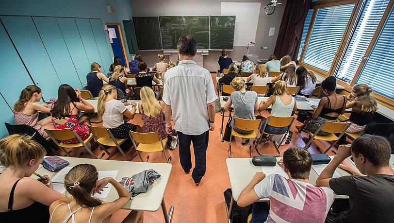 F&uuml;r die Pisa-Studie werden weltweit Hunderttausende Sch&uuml;lerinnen und Sch&uuml;ler im Alter von 15 Jahren getestet. (Symbolbild)