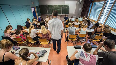 F&uuml;r die Pisa-Studie werden weltweit Hunderttausende Sch&uuml;lerinnen und Sch&uuml;ler im Alter von 15 Jahren getestet. (Symbolbild)