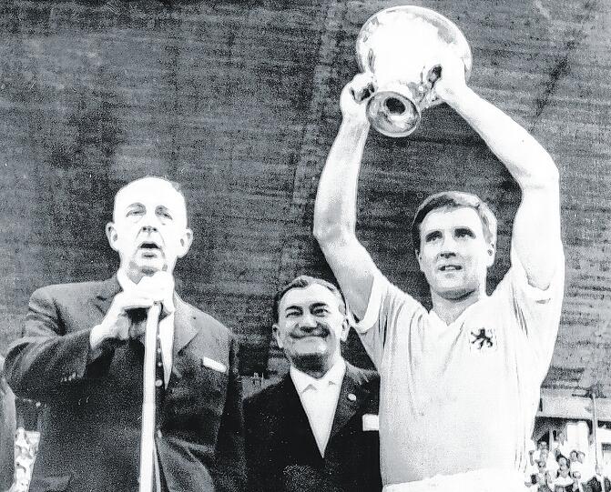 Pokalsieger 1964: Rudi Brunnenmeier mit der alten DFB-Trophäe. daneben Spielausschusschef Deckert (mitte) und DFB-Boss Gössmann.