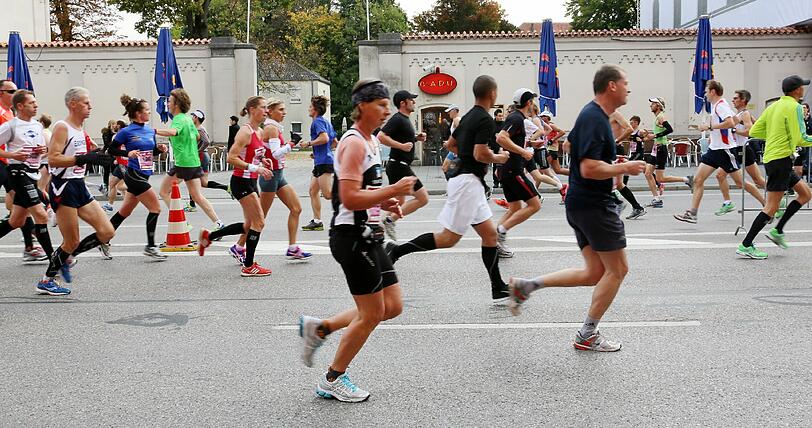 Bunte Kostüme, Kinder feuern ihre Eltern an, viel Schweiß und gute Laune: Die Bilder vom München Marathon 2012