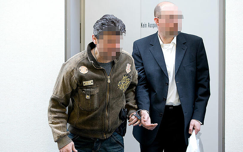 Für den Raubmord am Geschäftsführer eines Getränkemarktes ist ein 39 Jahre alter Mann (rechts) zu lebenslanger Haft verurteilt worden.