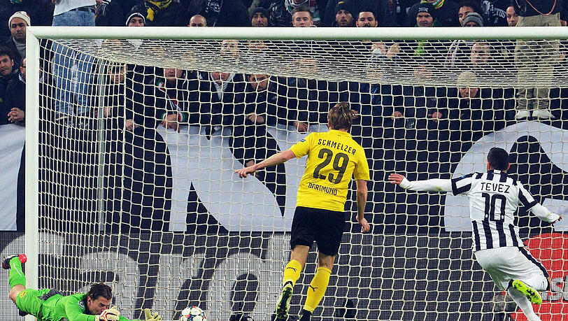 Dortmunds Weidenfeller (l.) und Schmelzer können nur noch zusehen, wie Juves Tevez zum 1:0 trifft. Dortmunds Weidenfeller (l.) und Schmelzer können nur noch zusehen, wie Juves Tevez zum 1:0 trifft.
