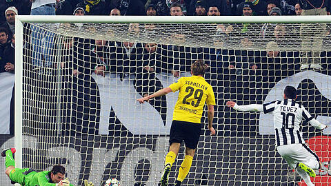 Dortmunds Weidenfeller (l.) und Schmelzer können nur noch zusehen, wie Juves Tevez zum 1:0 trifft.