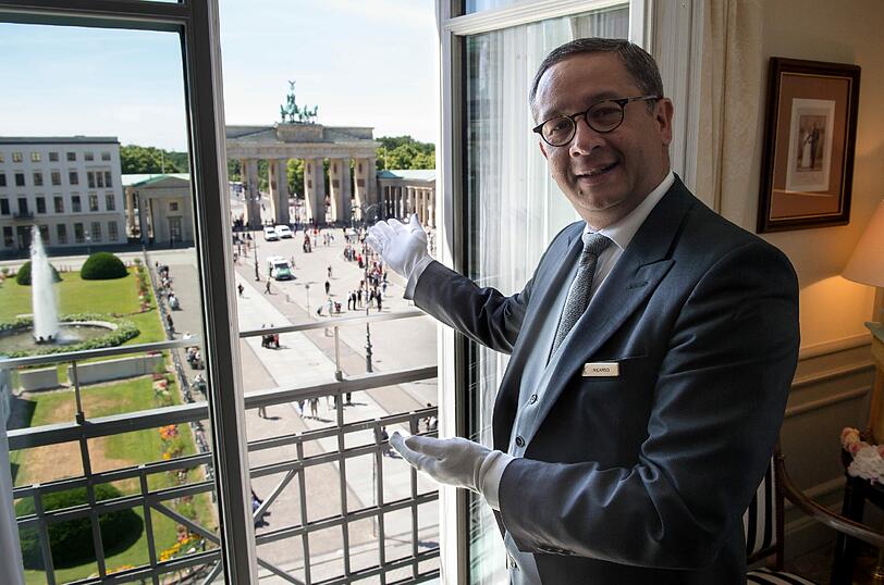 Ricardo, Butler im Hotel Adlon in Berlin in der Präsidentensuite des Hotels. In der Suite soll Queen Elizabeth II bei ihrem Besuch wohnen.