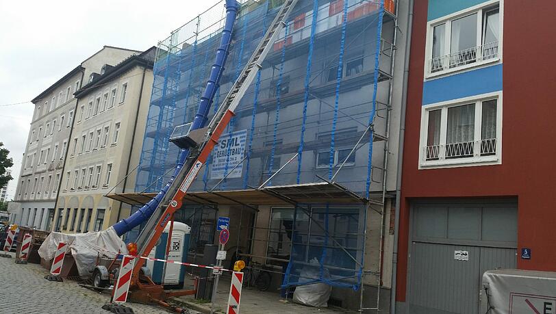 Wer hat den Entführer der Bankiersgattin gesehen? Der Unbekannte hatte sich eine Wohnung in der Bergmannstraße gemietet. Wer hat den Entführer der Bankiersgattin gesehen? Der Unbekannte hatte sich eine Wohnung in der Bergmannstraße gemietet.