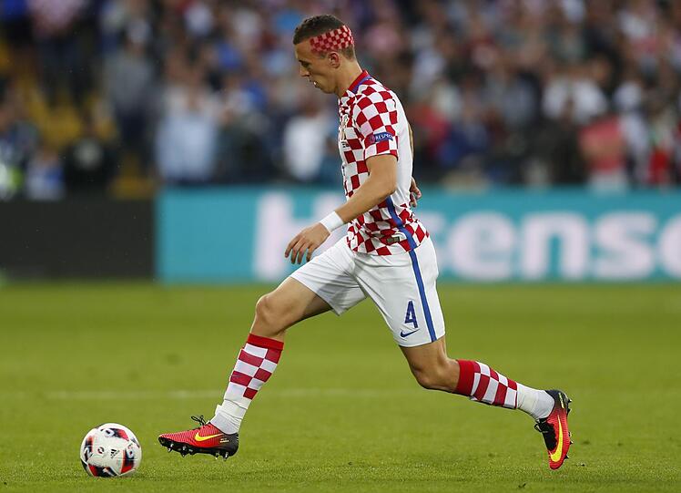 Ivan Perisic (Kroatien): &bdquo;Man darf ja gern sein Land vertreten. Aber gleich so weit zu gehen, das ist fraglich. Die Frisur ist kompliziert und muss mit Schablonen eingefärbt werden. Erst wird blondiert, dann wieder neu eingefärbt. Und es muss ja identisch mit dem Trikot sein. Das ist Mut zum Wahnsinn, es hat aber auch was. Ich wäre mit der Flagge bis zum Haaransatz gegangen. Naja, das ist Nationalstolz. Geholfen hat es aber leider nichts.&ldquo;
