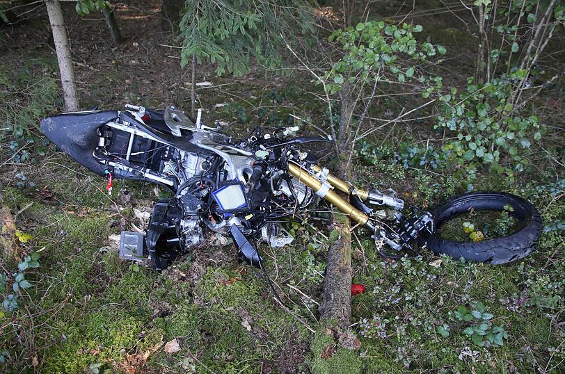 In Emertsham (Landkreis Traunstein) ereignete sich am Sonntag ein tödlicher Verkehrsunfall. Zwei Motorräder sind dabei in einen Audi gerast, ein Mann wurde dabei getötet.