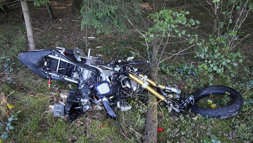 In Emertsham (Landkreis Traunstein) ereignete sich am Sonntag ein tödlicher Verkehrsunfall. Zwei Motorräder sind dabei in einen Audi gerast, ein Mann wurde dabei getötet. In Emertsham (Landkreis Traunstein) ereignete sich am Sonntag ein tödlicher Verkehrsunfall. Zwei Motorräder sind dabei in einen Audi gerast, ein Mann wurde dabei getötet.