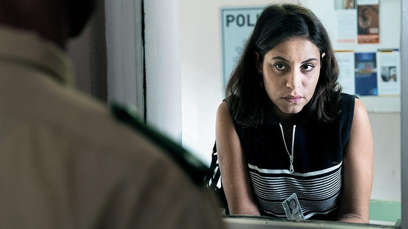 Aynur (Almila Bagriacik) in einer Szene des Films «Nur eine Frau» erstattet Anzeige gegen die Bedrohungen ihrer Brüder.