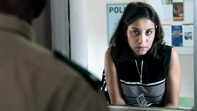 Aynur (Almila Bagriacik) in einer Szene des Films «Nur eine Frau» erstattet Anzeige gegen die Bedrohungen ihrer Brüder. Aynur (Almila Bagriacik) in einer Szene des Films «Nur eine Frau» erstattet Anzeige gegen die Bedrohungen ihrer Brüder.