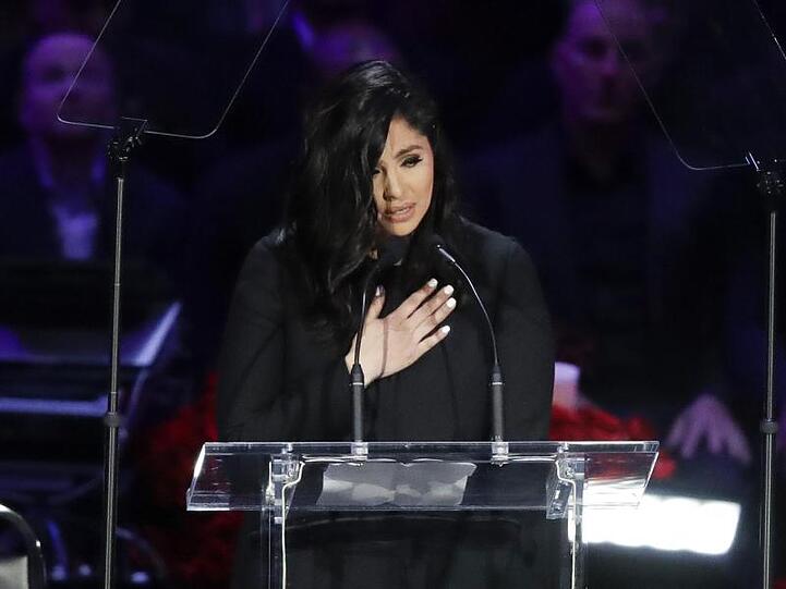 Vanessa Bryant spricht während der Gedenkfeier für ihren Mann Kobe Bryant und die gemeinsame Tochter Gianna im Staples Center.