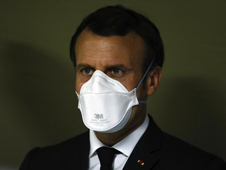 Emmanuel Macron, Präsident von Frankreich, trägt einen Mundschutz des Herstellers 3M während eines Besuches in einem Armeekrankenhaus.