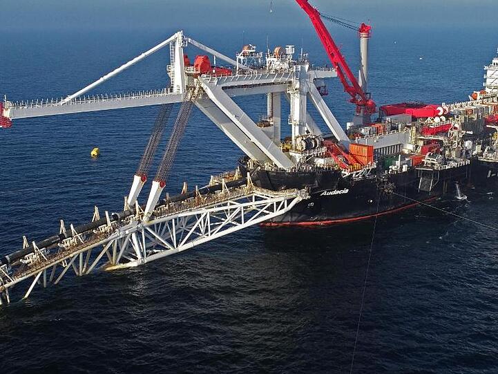 Das Verlegeschiff "Audacia" des Offshore-Dienstleisters Allseas verlegt in der Ostsee vor der Insel Rügen Rohre für die Gaspipeline Nord Stream 2.