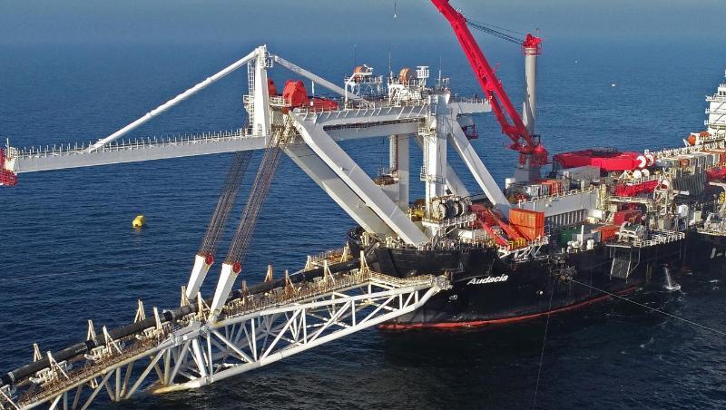 Das Verlegeschiff "Audacia" des Offshore-Dienstleisters Allseas verlegt in der Ostsee vor der Insel Rügen Rohre für die Gaspipeline Nord Stream 2. Das Verlegeschiff "Audacia" des Offshore-Dienstleisters Allseas verlegt in der Ostsee vor der Insel Rügen Rohre für die Gaspipeline Nord Stream 2.