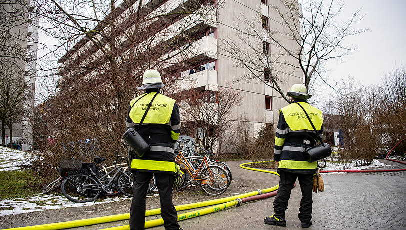 Feuerwehrleute in der Studentenstadt nach dem Hochhaus-Brand im Februar 2021.