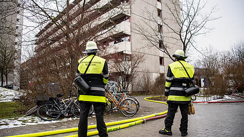 Feuerwehrleute in der Studentenstadt nach dem Hochhaus-Brand im Februar 2021.