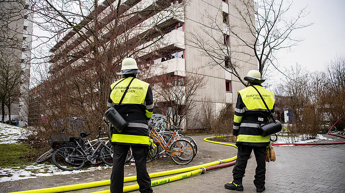 Feuerwehrleute in der Studentenstadt nach dem Hochhaus-Brand im Februar 2021.