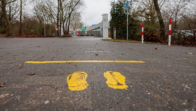 Auf der Straße gelb aufgebrachte Fußabdrücke zeigen den Weg zur Schule. (Archivbild)