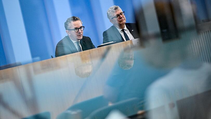 Der Haushalt ist fertig zur Abstimmung im Parlament - doch die Parlamentarier haben schon ganz andere Probleme.