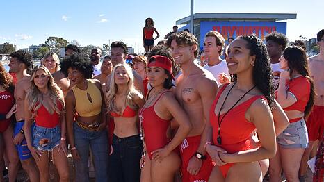Am kalifornischen Strand tummelten sich zum "Baywatch"-Casting vielen junge Menschen in roten Badesachen.