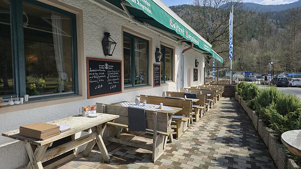 Bei sch&ouml;nem Fr&uuml;hlingswetter hat auch die Terrasse vom Gasthof Batznh&auml;usl f&uuml;r die G&auml;ste ge&ouml;ffnet.