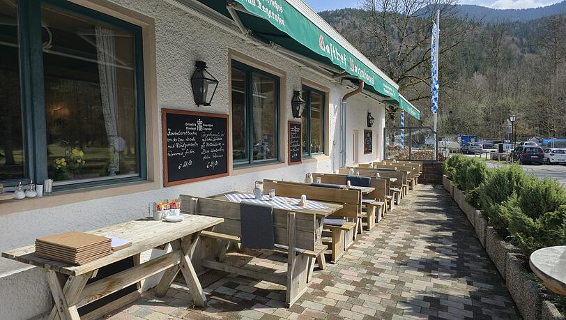 Bei sch&ouml;nem Fr&uuml;hlingswetter hat auch die Terrasse vom Gasthof Batznh&auml;usl f&uuml;r die G&auml;ste ge&ouml;ffnet.