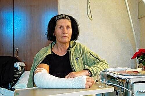 Dreist: Ein Radler gab dieser 59-jährigen Münchnerin einen Schlag mit dem Ellenbogen.