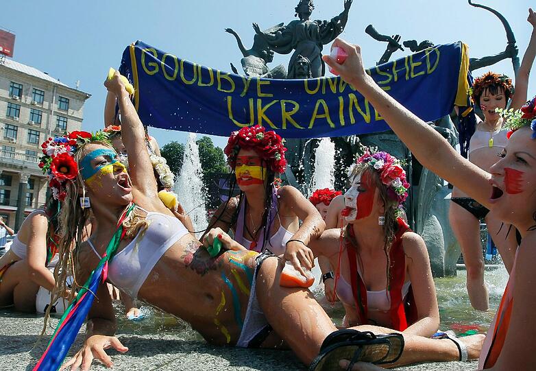 Hier demonstrieren die Damen gegen die Zustände in der Ukraine.