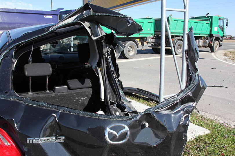 Bei dem heftigen Aufprall wurde das Auto vollständig demoliert.