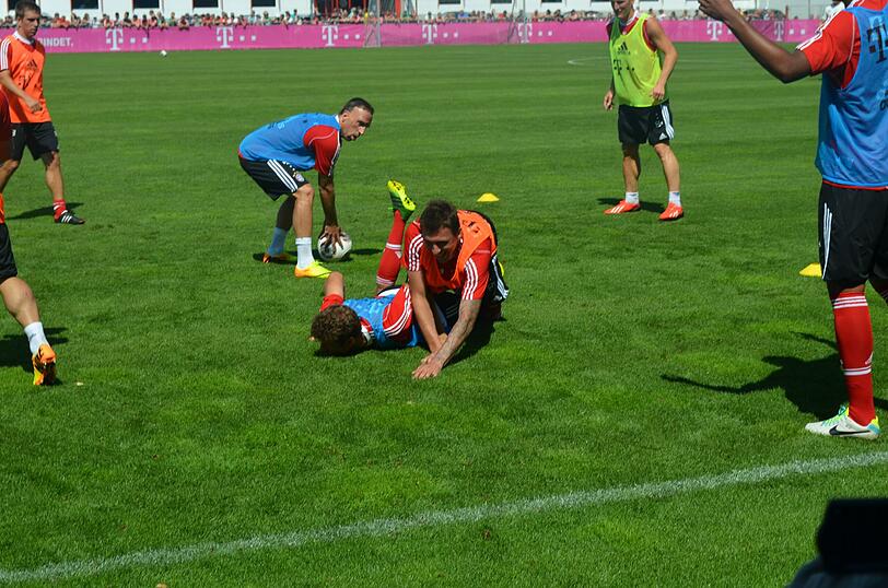 ...Thomas Müller zu Boden zu ringen.