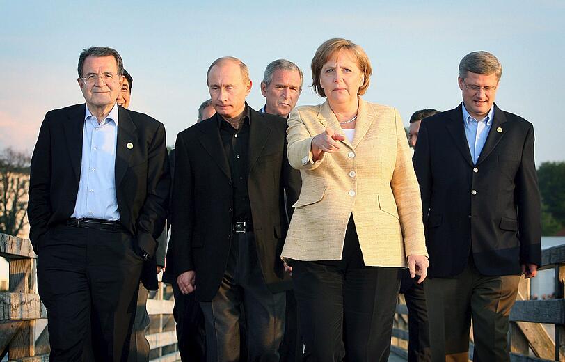 Im Juni 2007 ist Merkel Gastgeberin des G8-Gipfels in Heiligendamm in Mecklenburg-Vorpommern. Schwerpunkte sind Afrika und der Klimaschutz. Bis 2050 sollen die Treibhausgase um 50 Prozent reduziert werden.