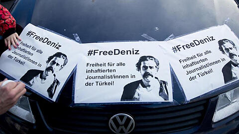 Die gegen Yücel verhängte Untersuchungshaft hat bei Regierung, Parteien und Journalistenverbänden Unverständnis und Empörung ausgelöst.