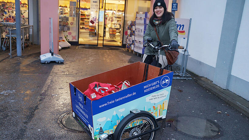 AZ-Reporterin Jasmin Menrad fährt sonst mit dem Auto einkaufen - aber das Lastenradl gefällt ihr.